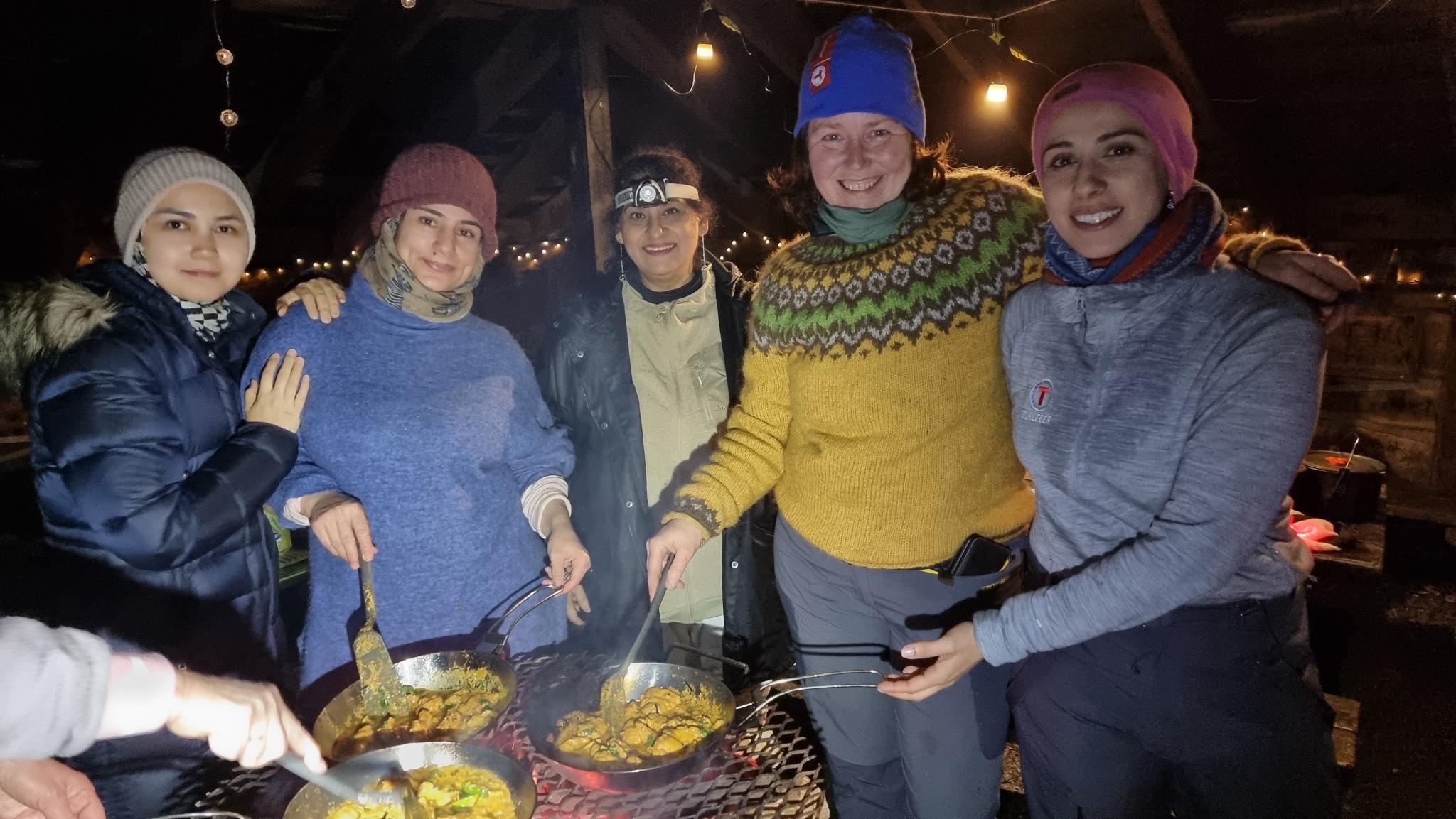 Amy Mir leading free hike for immigrant women through Stavanger Turistforening — Photo: Elsa Di Valerio / Utrop