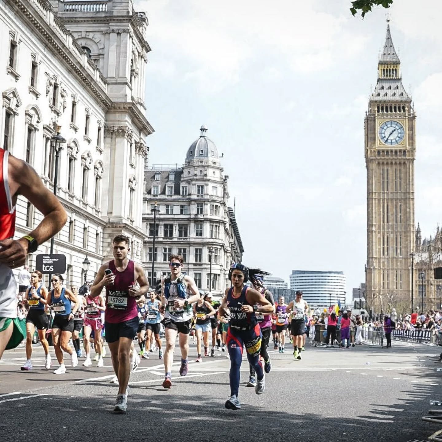 Amy Mir running London Marathon — 42km race finish